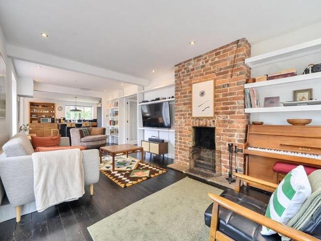 5 bedroom detached house to rent