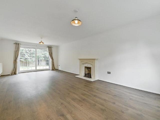 5 bedroom detached house to rent