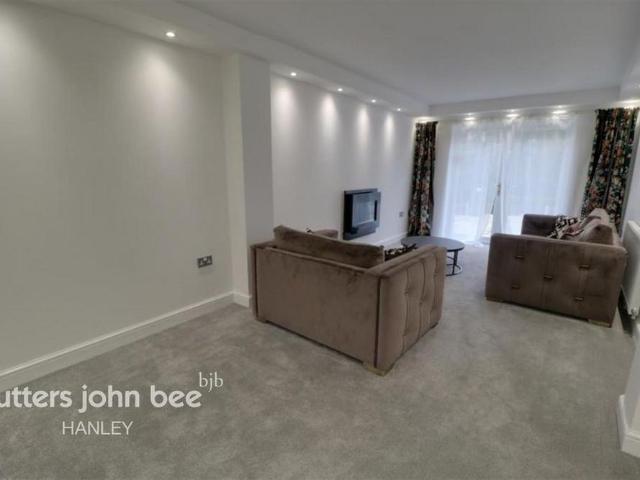 5 bedroom detached house to rent