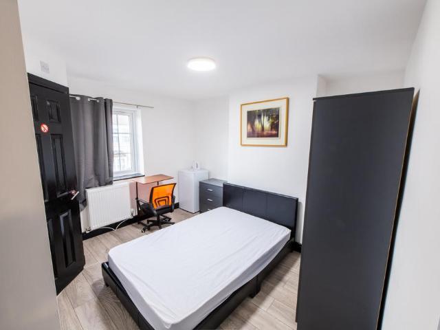 5 bedroom detached house to rent