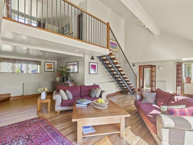 5 bedroom detached house to rent