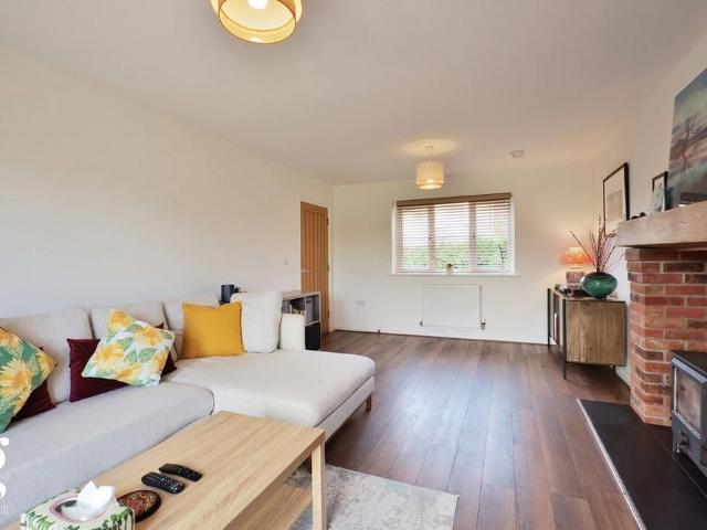5 bedroom detached house to rent