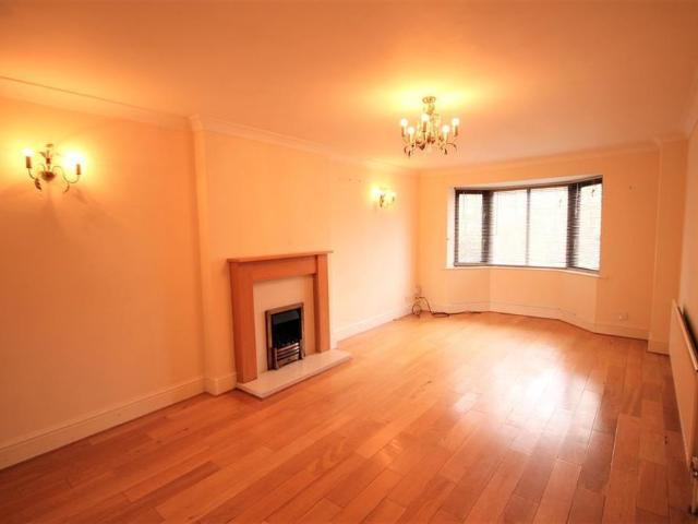 5 bedroom detached house to rent