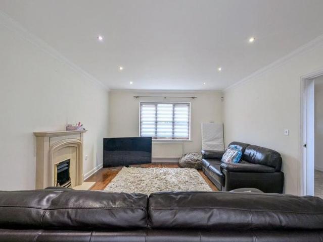 5 bedroom detached house to rent