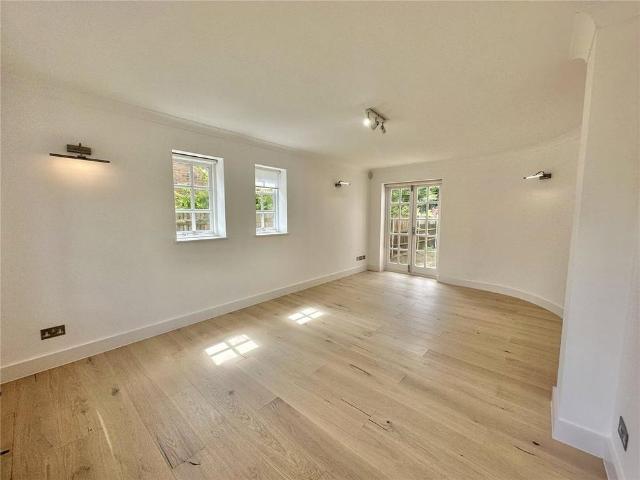 5 bedroom detached house to rent