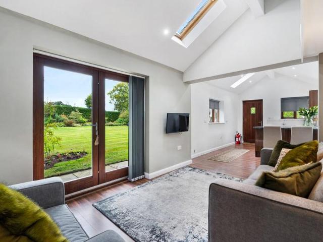 5 bedroom detached house to rent