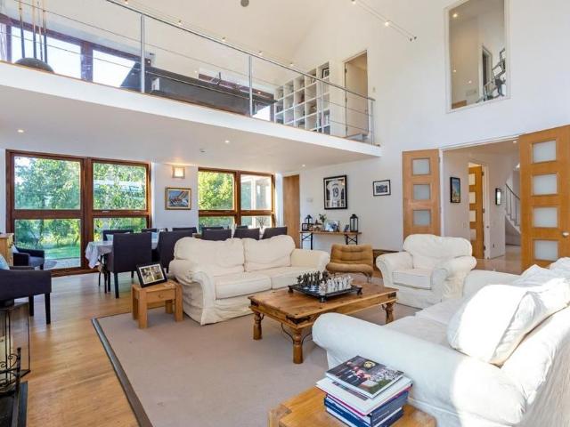 5 bedroom detached house to rent