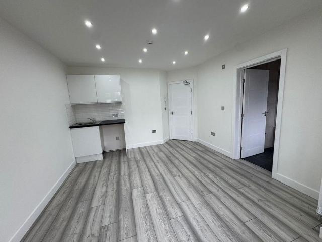 5 bedroom detached house to rent