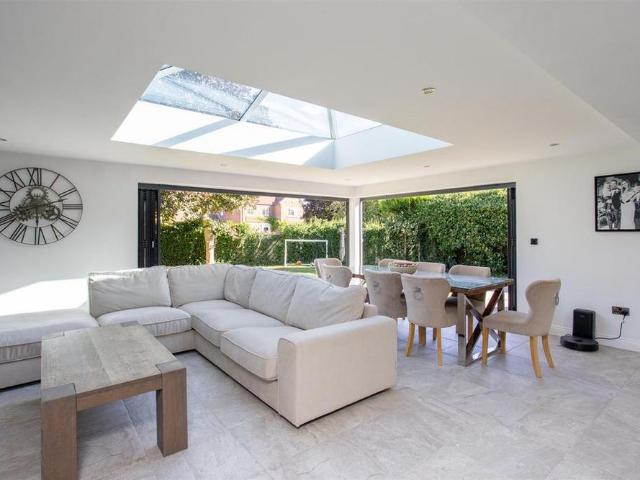5 bedroom detached house to rent
