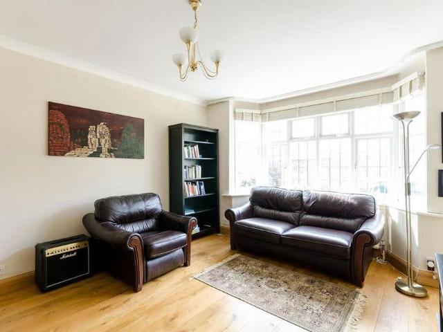 5 bedroom detached house to rent