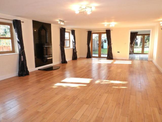 5 bedroom detached house to rent