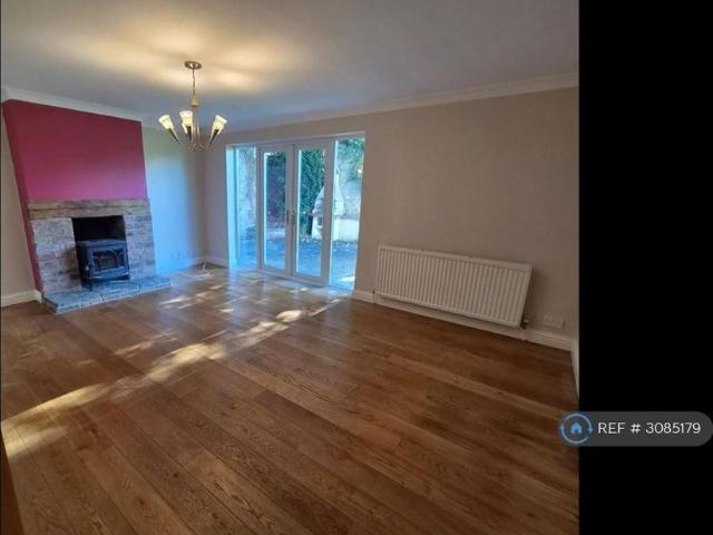 5 bedroom detached house to rent