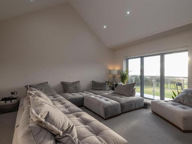 5 bedroom detached house to rent