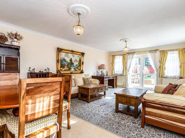 5 bedroom detached house to rent