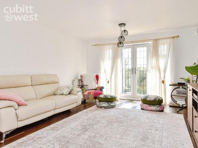 5 bedroom detached house to rent