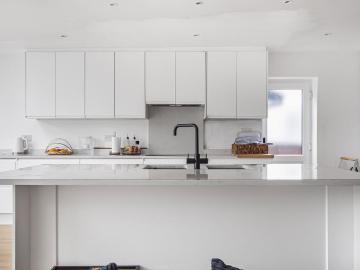 5 bedroom detached house to rent
