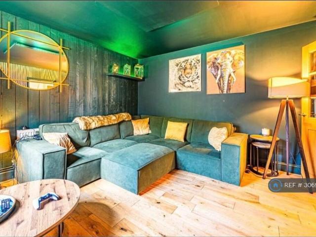 5 bedroom detached house to rent