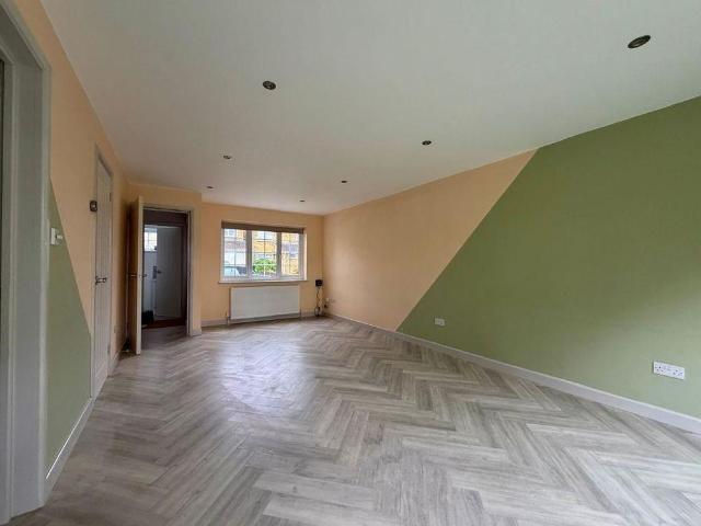 5 bedroom detached house to rent