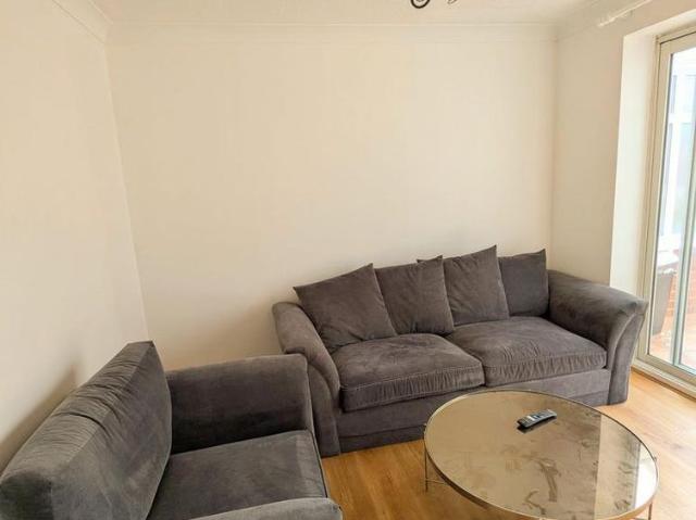 5 bedroom detached house to rent