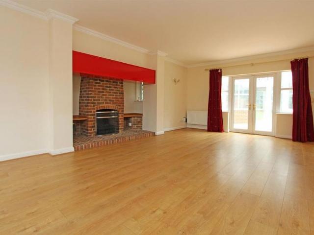 5 bedroom detached house to rent