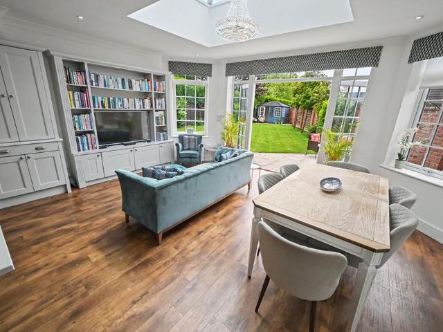 5 bedroom detached house to rent
