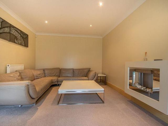 5 bedroom detached house to rent