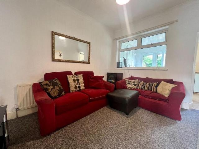 5 bedroom detached house to rent