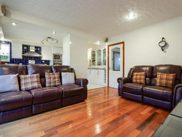5 bedroom detached house to rent