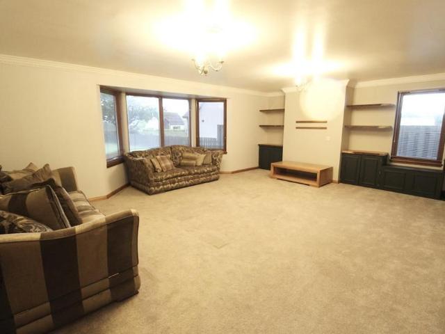 5 bedroom detached house to rent