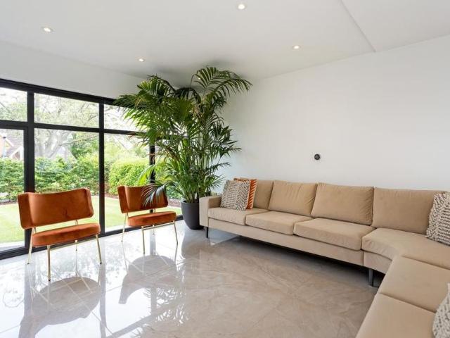 5 bedroom detached house to rent