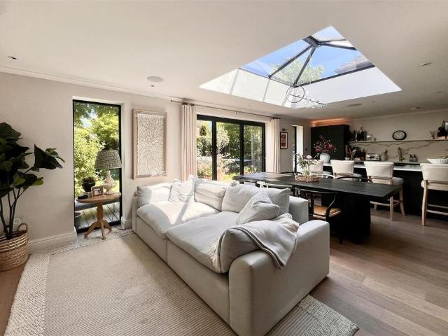 5 bedroom detached house to rent