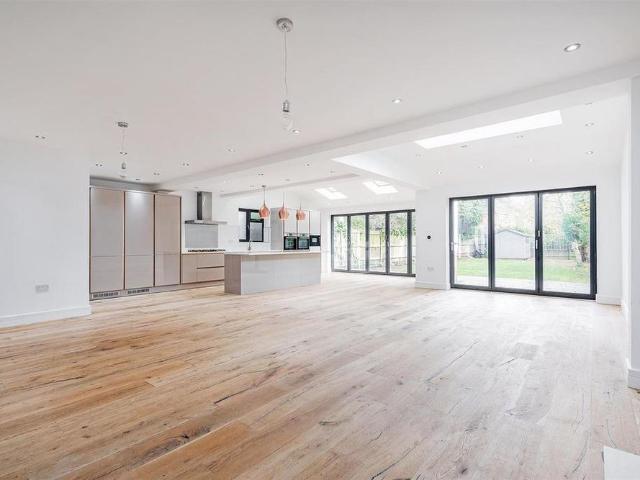 5 bedroom detached house to rent