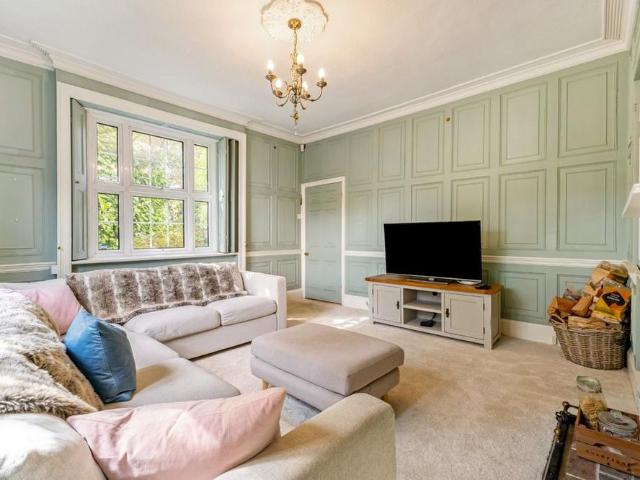 5 bedroom detached house to rent