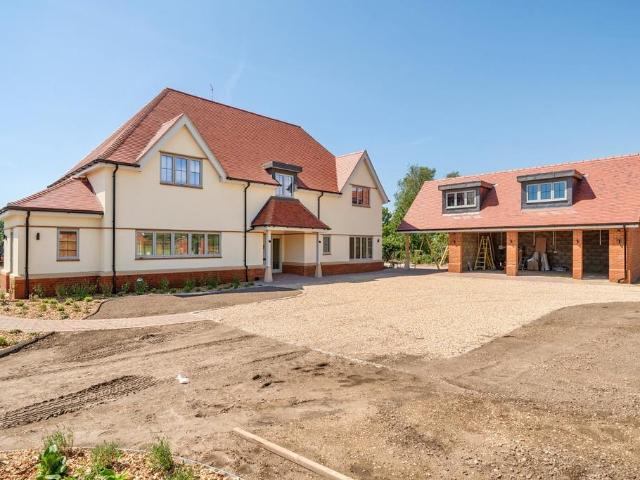 5 bedroom detached house to rent