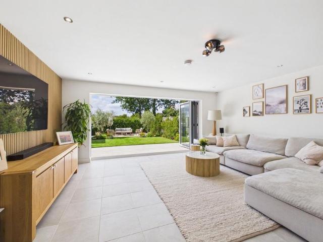 5 bedroom detached house to rent