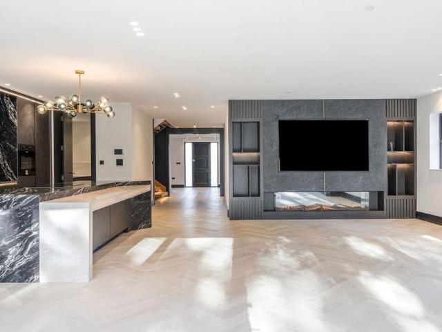 5 bedroom detached house to rent