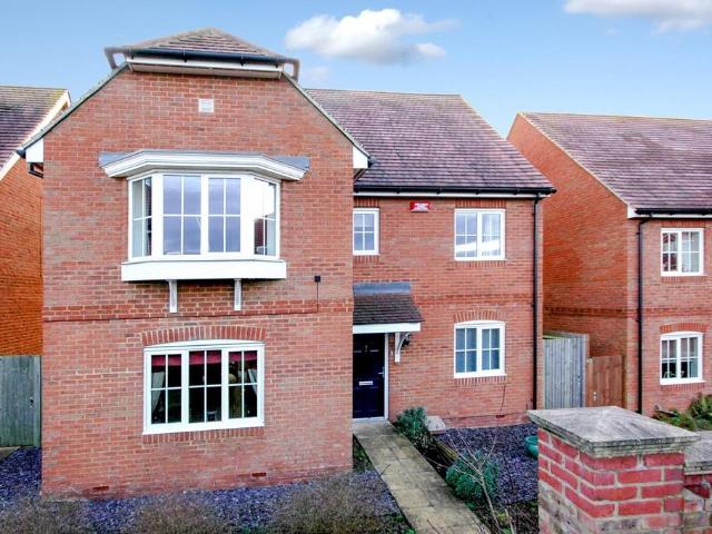 5 bedroom detached house to rent