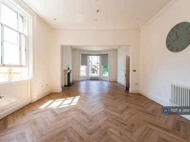 5 bedroom detached house to rent
