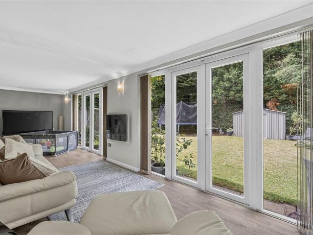 5 bedroom detached house to rent