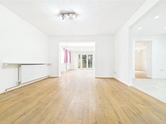 5 bedroom detached house to rent