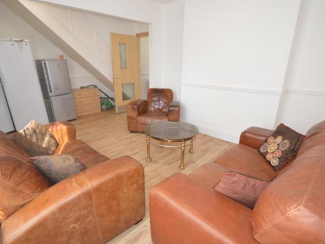 5 bedroom detached house to rent