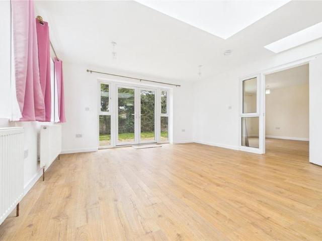 5 bedroom detached house to rent