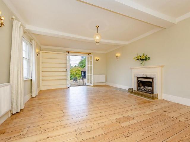 5 bedroom detached house to rent