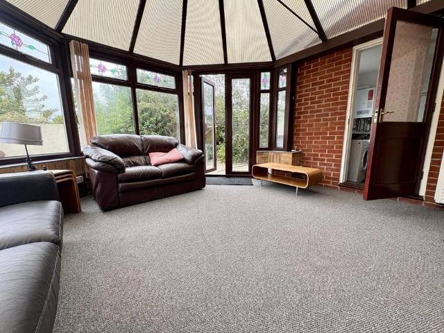 5 bedroom detached house to rent