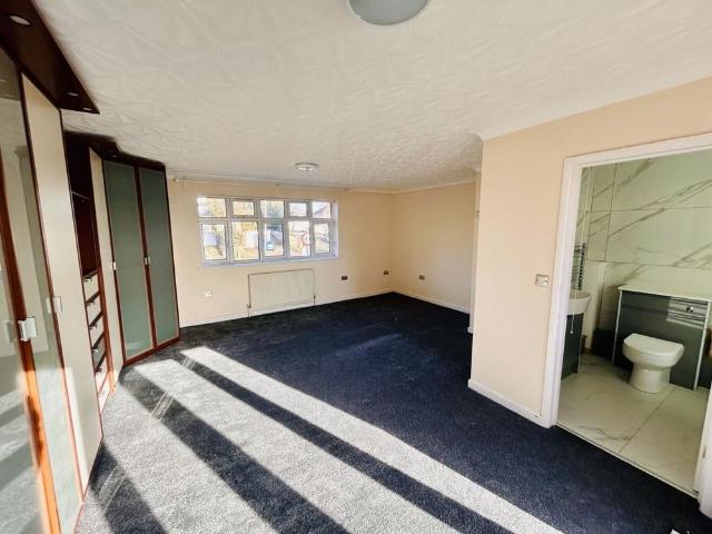 5 bedroom detached house to rent