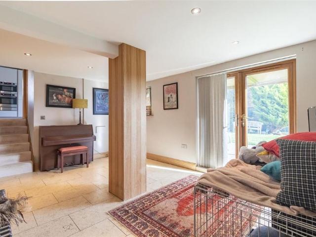 5 bedroom detached house to rent