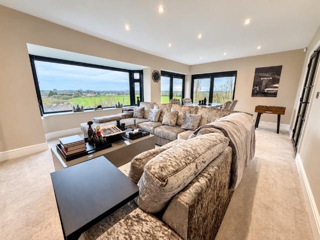 5 bedroom detached house to rent