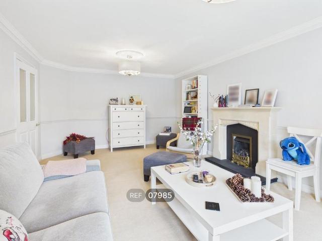 5 bedroom detached house to rent
