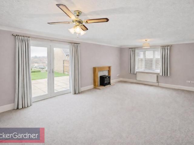 5 bedroom detached house to rent