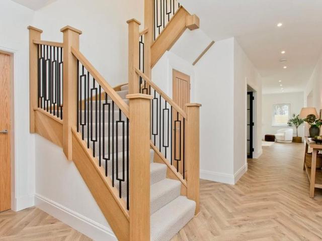 5 bedroom detached house to rent
